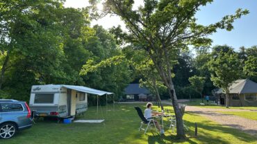 Caravan door de wasstraat