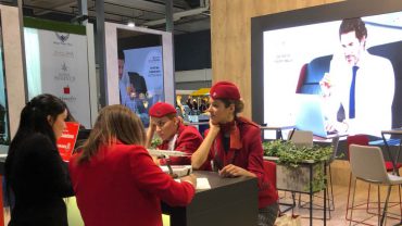 Nieuw boek legt de geheimen van uniformen stewardessen bloot Nieuw boek legt de geheimen van uniformen stewardessen bloot