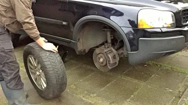 Voor zo’n band krijg je in Italië 1700 euro boete