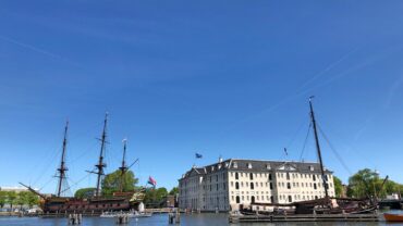 Bekijk Amsterdam vanaf het water en huur een boot