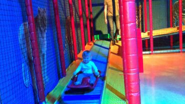 Tropisch avontuur wacht in nieuw Speelland Indoor