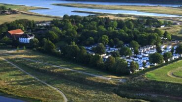 Landal creëert Maasresort met drijvende villa’s en eigen kasteelmuur