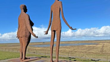 Deze naakte vrouwen zwaaien je uit als je de boot naar Ameland neemt