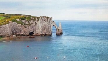 Kliffen Étretat deels afgesloten: natuur kan massatoerisme niet aan