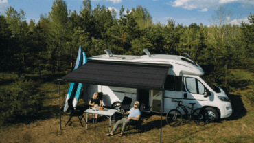 Caravanluifel met ingebouwde zonnepanelen maakt off-grid kamperen eenvoudiger