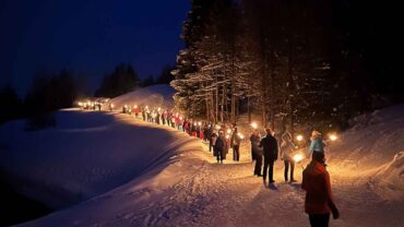La Rosière opent winterseizoen met fakkeltochten en vers gevallen sneeuw La Rosière opent winterseizoen met fakkeltochten en vers gevallen sneeuw