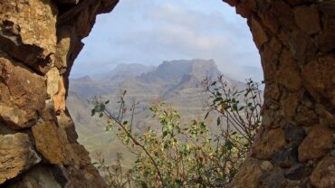 De pure natuur en levendige activiteiten van de Canarische Eilanden