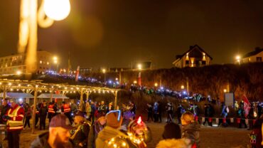 Wandelen door een zee van licht tijdens Zandvoort Light Walk