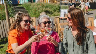 Evi Hanssen, Daphne Deckers en Wolter Kroes bij De Zomerweek in Rosmalen