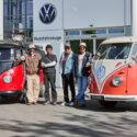 Maleisische VW-bussen uit de jaren zestig rijden naar hun geboortegrond in Hannover Maleisische VW-bussen uit de jaren zestig rijden naar hun geboortegrond in Hannover