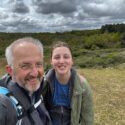 Regen, rust en gesprekken die blijven hangen — wandelen met je dochter langs het Kustpad Regen, rust en gesprekken die blijven hangen — wandelen met je dochter langs het Kustpad