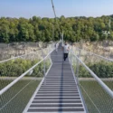 Van hangbrug tot luxe camping – vijf nieuwe reiservaringen voor 2026
