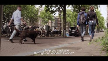 Wandelschoen die zelf de weg wijst