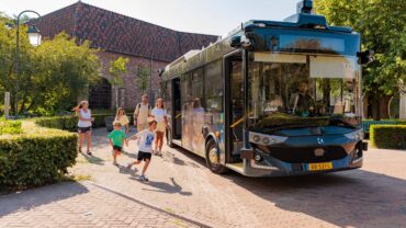 Primeur: gratis zelfrijdende bus vervoert bezoekers tussen Efteling en hotels