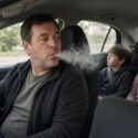Roken in de auto met kinderen kost geld in het buitenland: boetes tot duizend euro