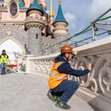 Zes maanden puzzelen en deze kasteelbrug in Disneyland Paris is eindelijk klaar Zes maanden puzzelen en deze kasteelbrug in Disneyland Paris is eindelijk klaar