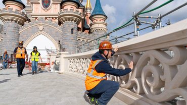 Zes maanden puzzelen en deze kasteelbrug in Disneyland Paris is eindelijk klaar
