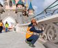 Zes maanden puzzelen en deze kasteelbrug in Disneyland Paris is eindelijk klaar Zes maanden puzzelen en deze kasteelbrug in Disneyland Paris is eindelijk klaar